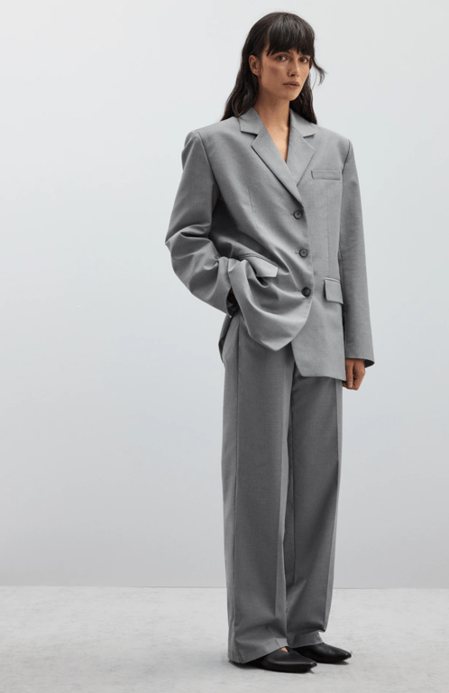 Жіночий костюм зі штанами завжди актуальний