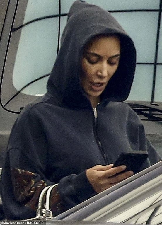 Кім Кардаш'ян без макіяжу підловили біля офісу пластичного хірурга - фото 3