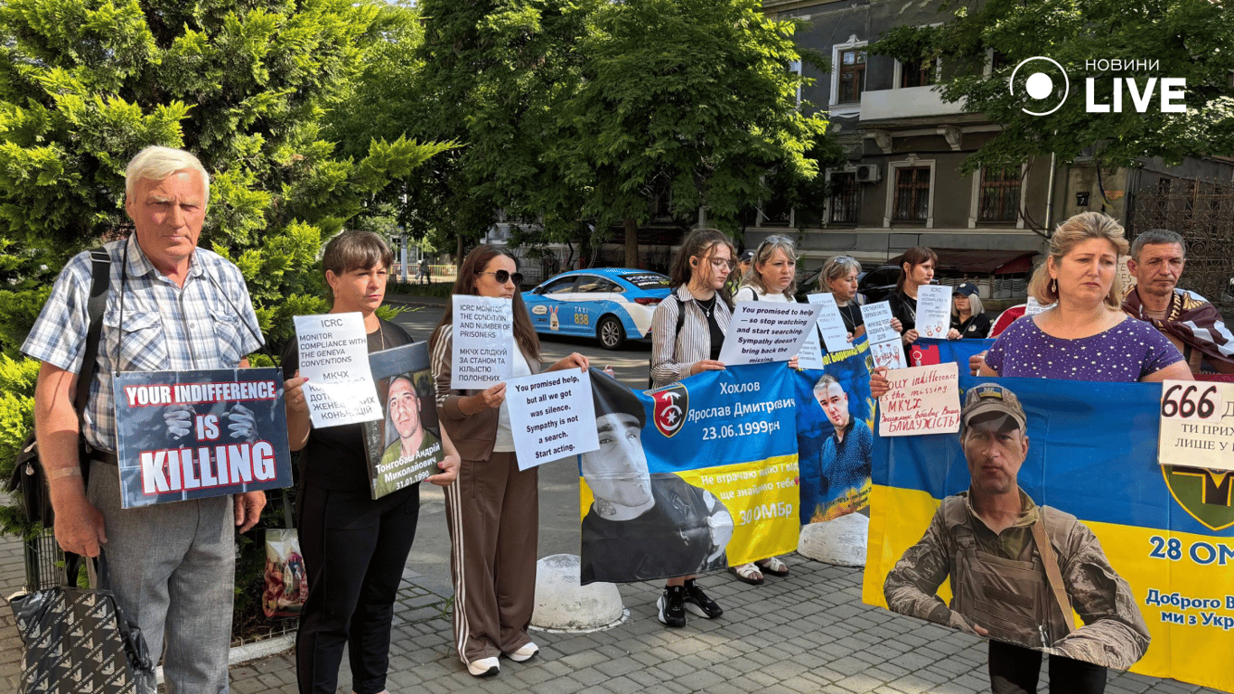 Із зав'язаними очима — черговий мітинг під МКЧХ в Одесі - фото 9