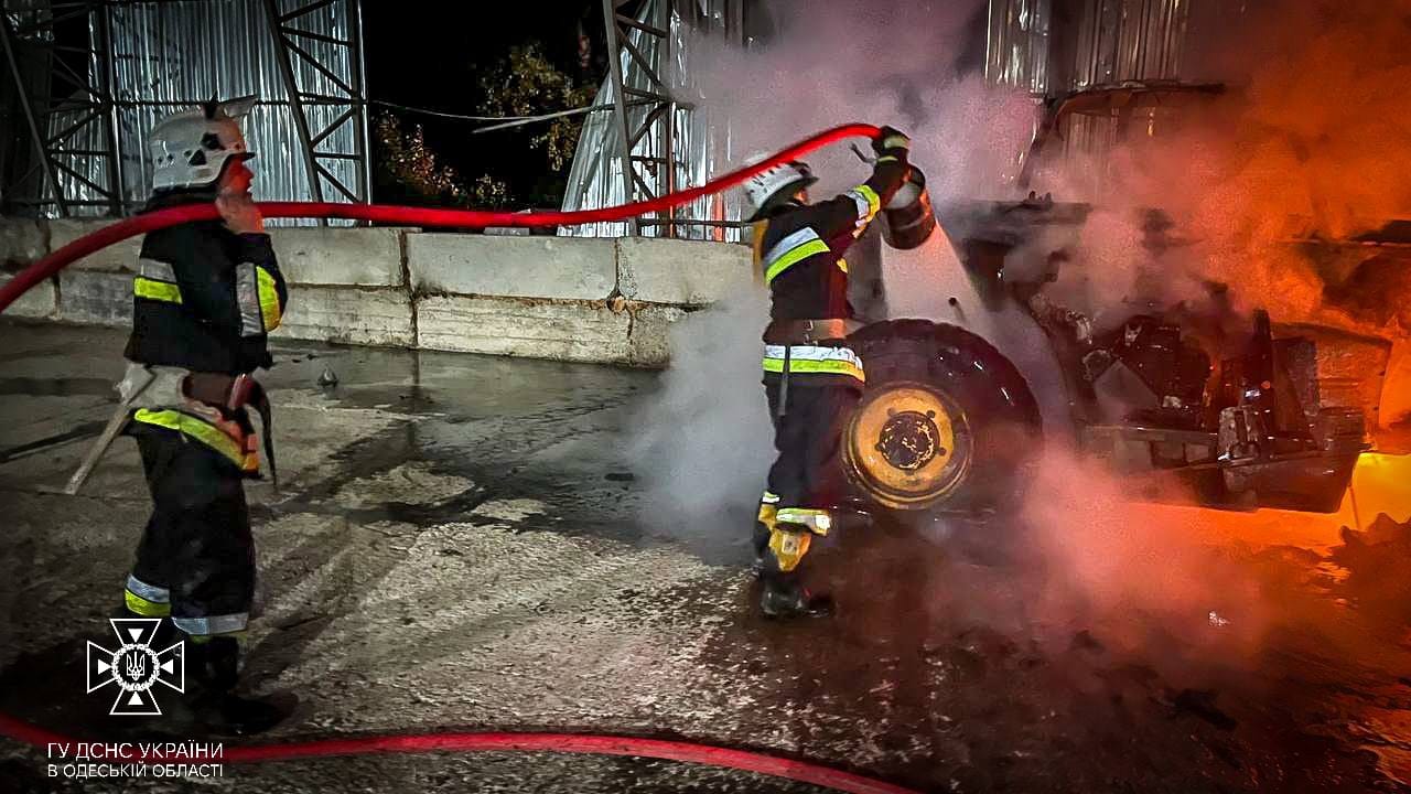 Рятувальники гасять трактор. Фото: ДСНС