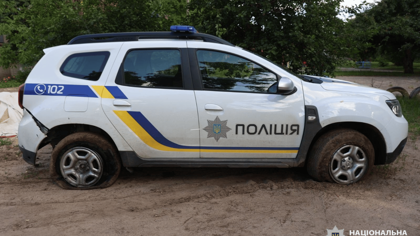 Во время обстрела в Харьковской области российский дрон повредил полицейский автомобиль и таравмировал правоохранителей.
