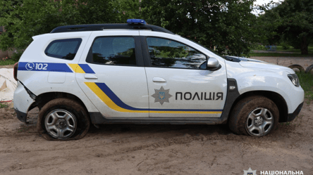 На Харківщині ворожий дрон атакував патрульну машину поліцейських — є поранені - 285x160