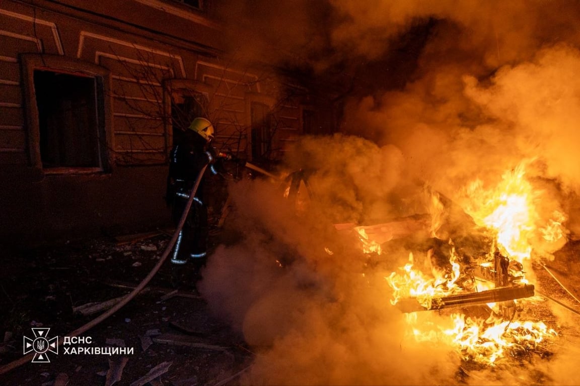 Рятувальник гасить пожежу після атаки на Харків