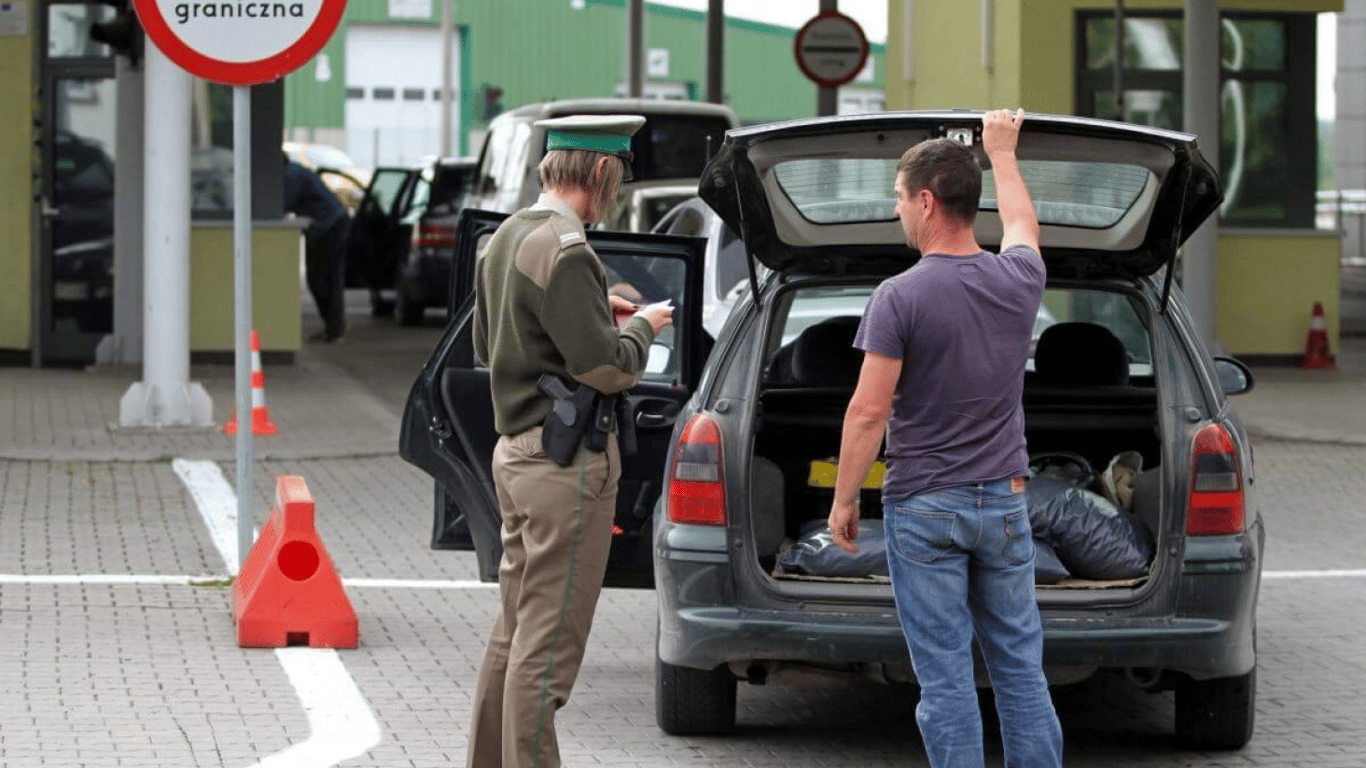 Митники розповіли українцям, що заборонено перевозити через кордон