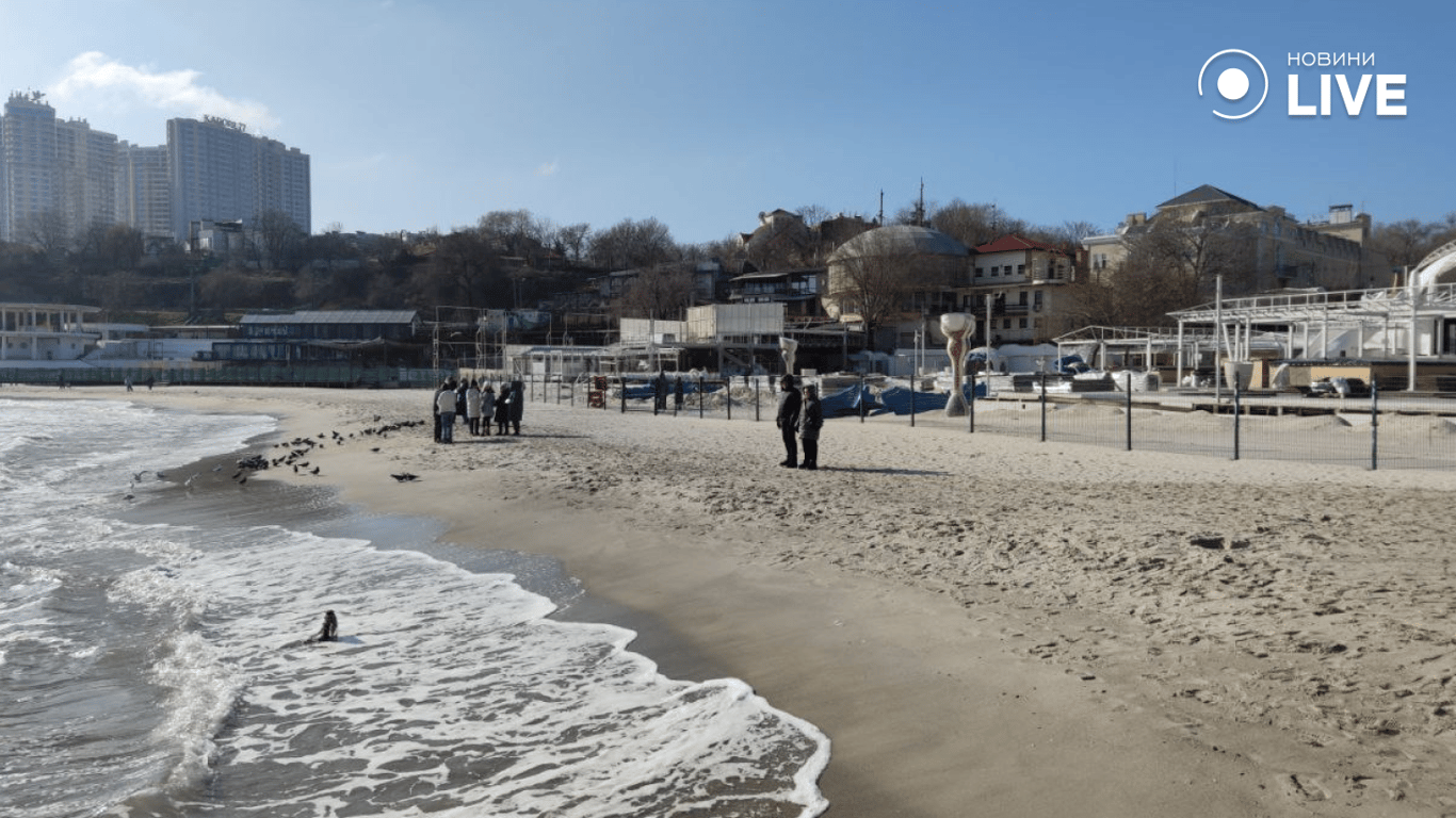 Ясна погода зібрала натовпи одеситів на узбережжі — фоторепортаж - фото 8