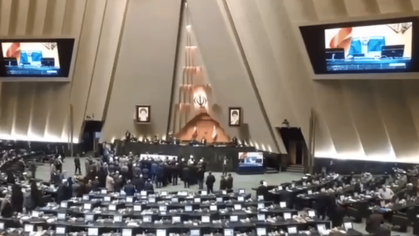 В парламенте Ирана бурно радуются после атак БпЛА на Израиль