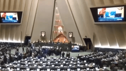 В парламенте Ирана бурно радуются после атак БпЛА на Израиль - 285x160