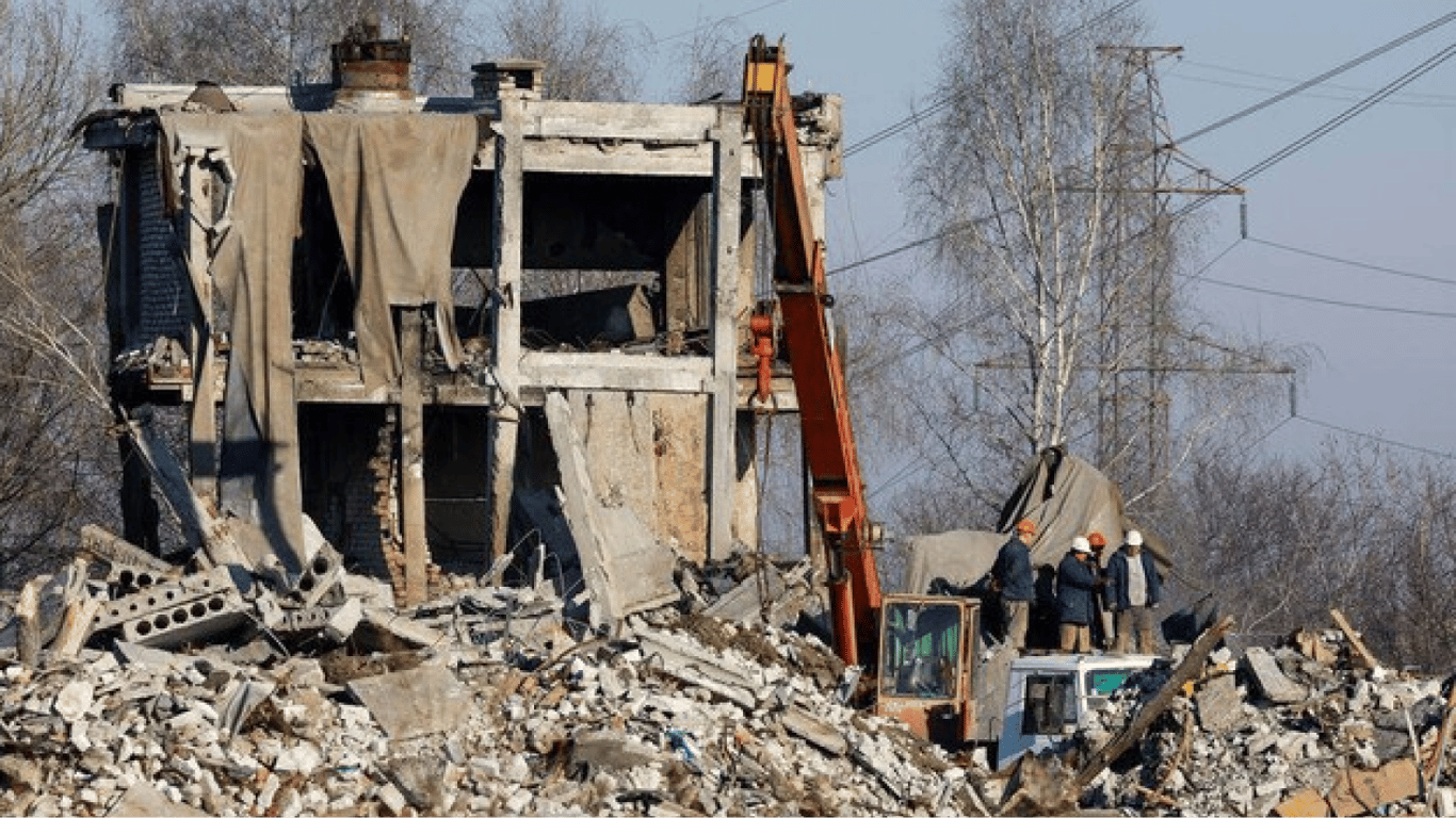 Російські окупанти продовжують обговорювати удар по скупченню загарбників у ПТУ Макіївки