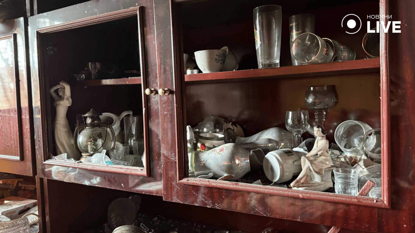 Усередині квартири — уламки скла і знищені речі