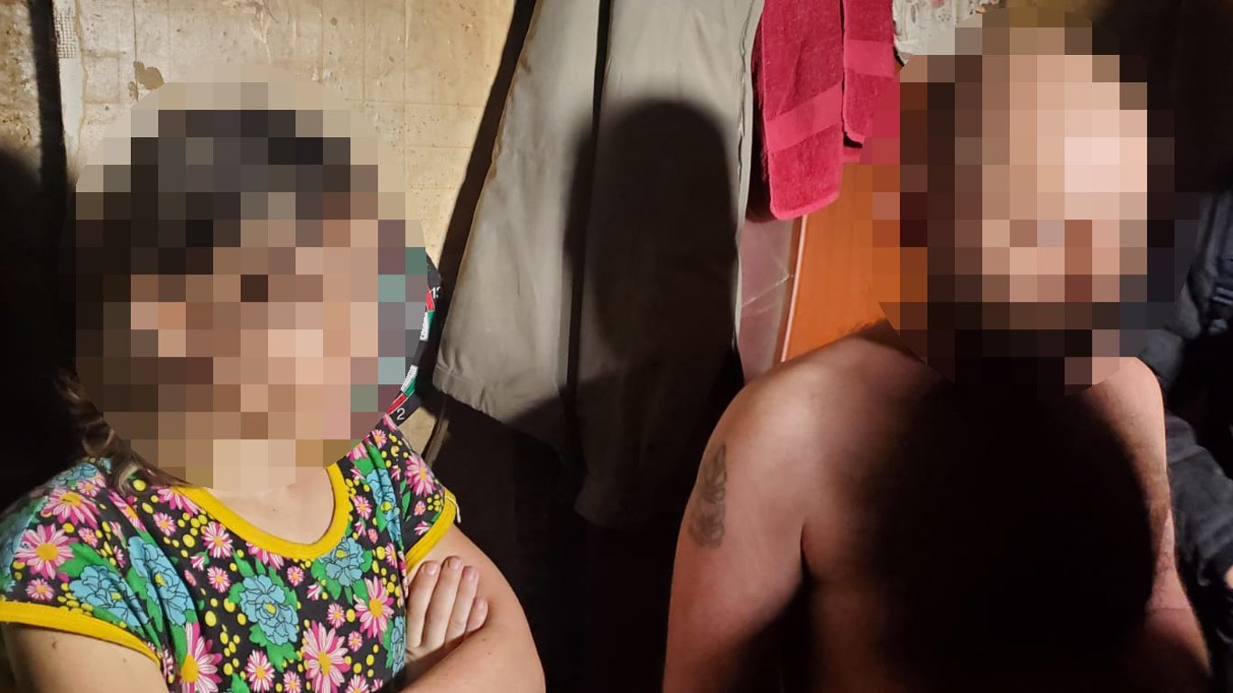 Родителей, принуждавших детей к созданию детской порнографии, приговорили к 15 годам тюрьмы