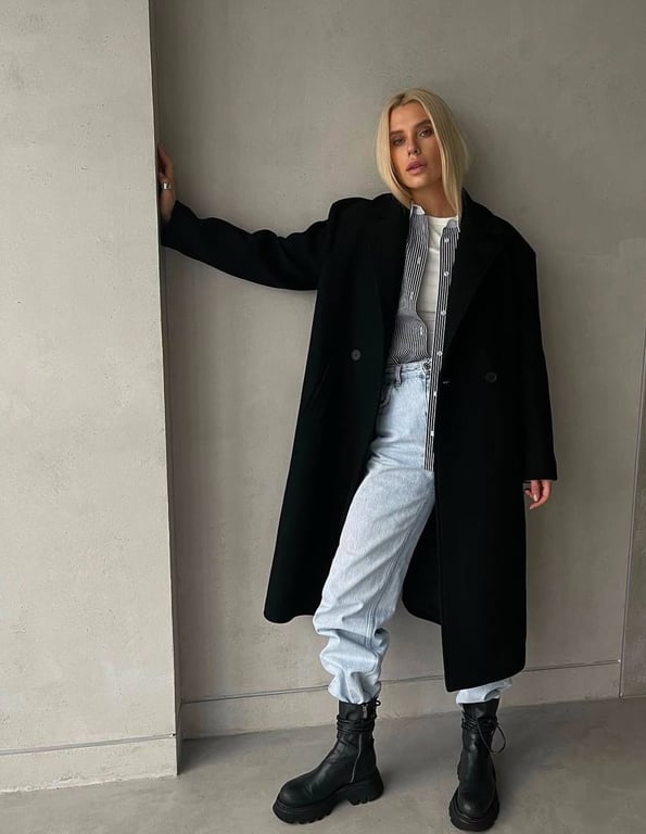 Чорне класичне пальто не втрачає актуальності ніколи
