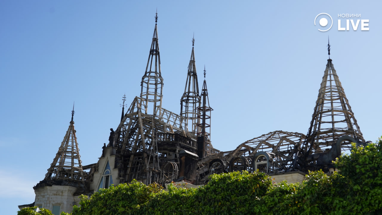 Дах будівлі згорів через російську атаку