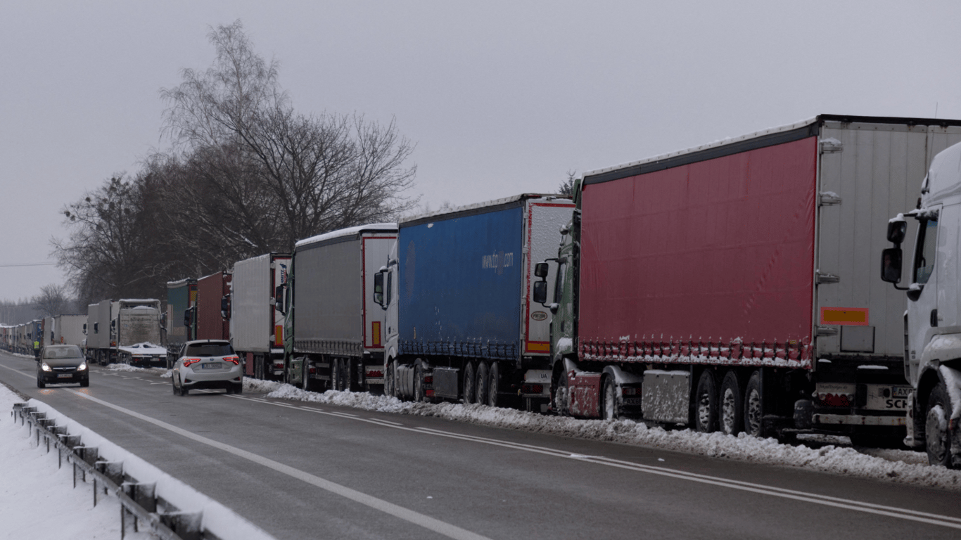 У ДПСУ розповіли, скільки вантажівок перебувають на польсько-українському кордоні