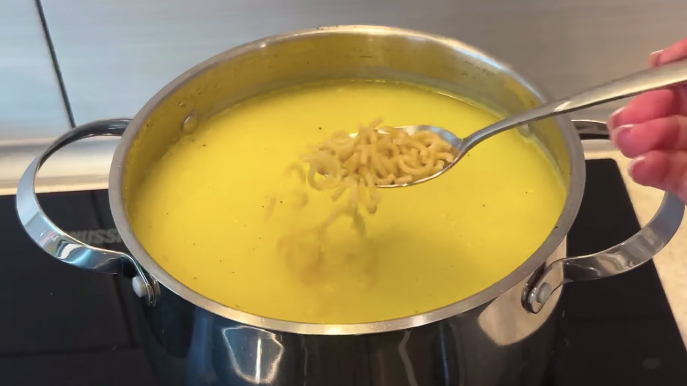 смачний суп з фрикадельками та вермішелю