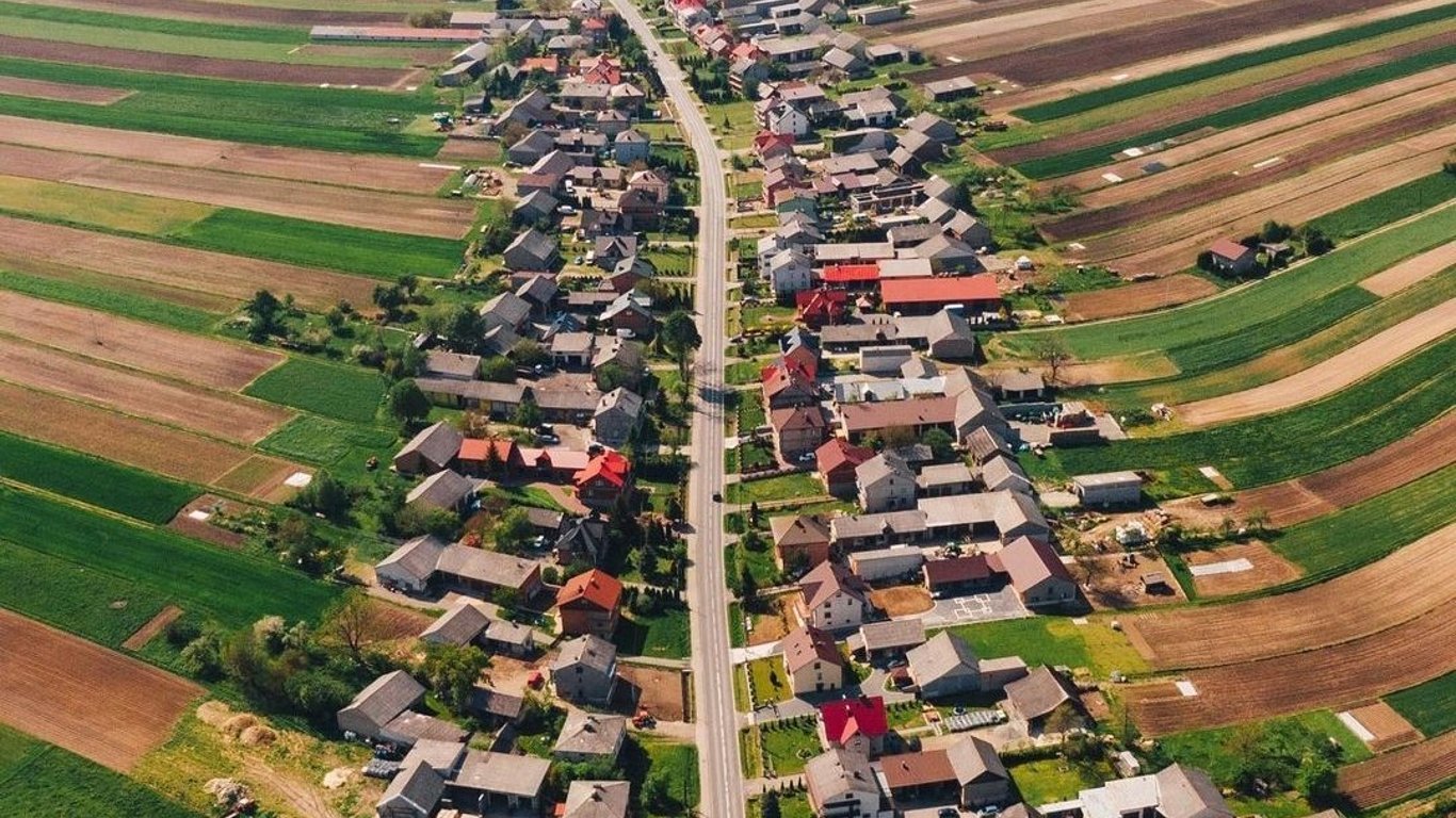 У Польщі існує село, де люди живуть на одній вулиці: унікальні фото з висоти пташиного польоту