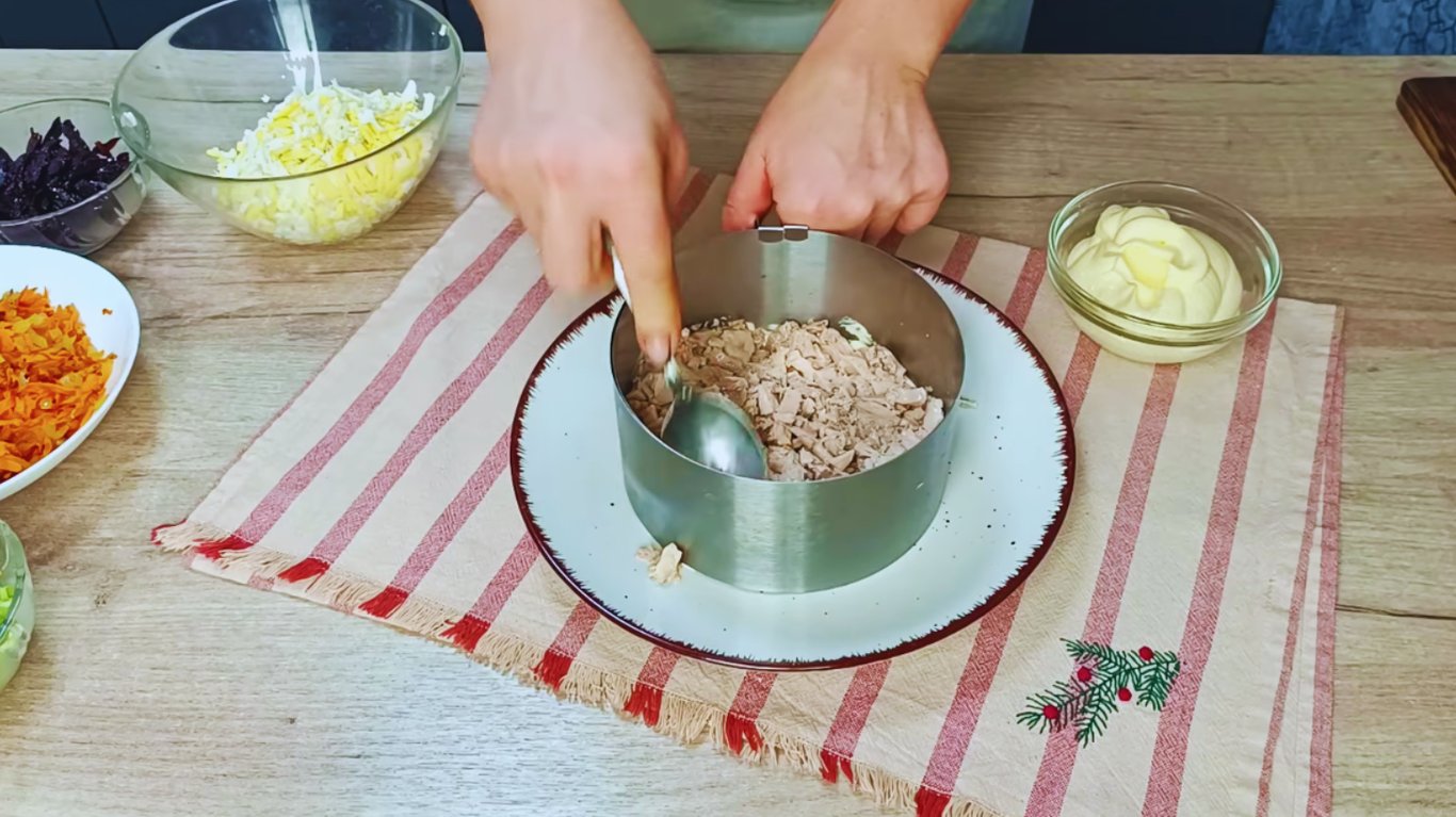 смачний салат з куркою, грибами та чорносливом