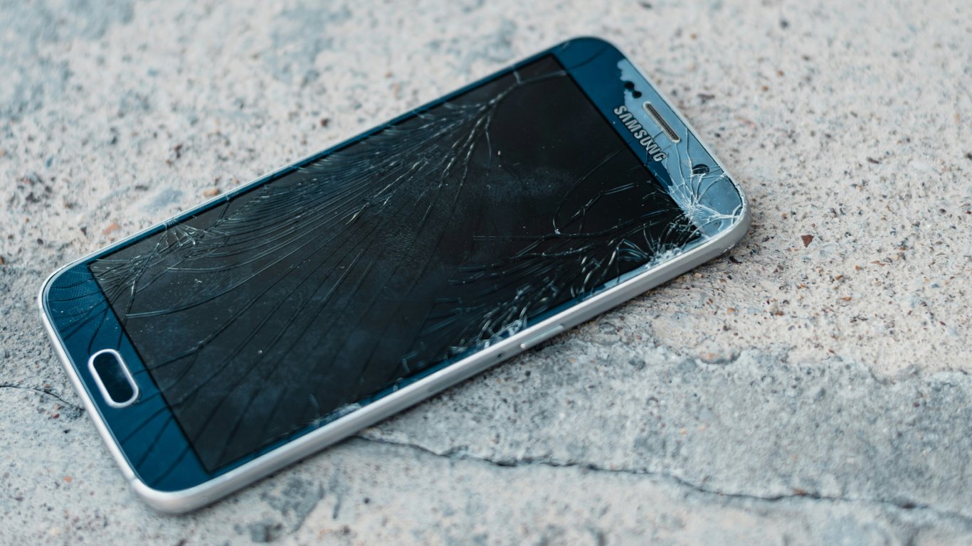 Чому захисна плівка для смартфона стала марною тратою грошей