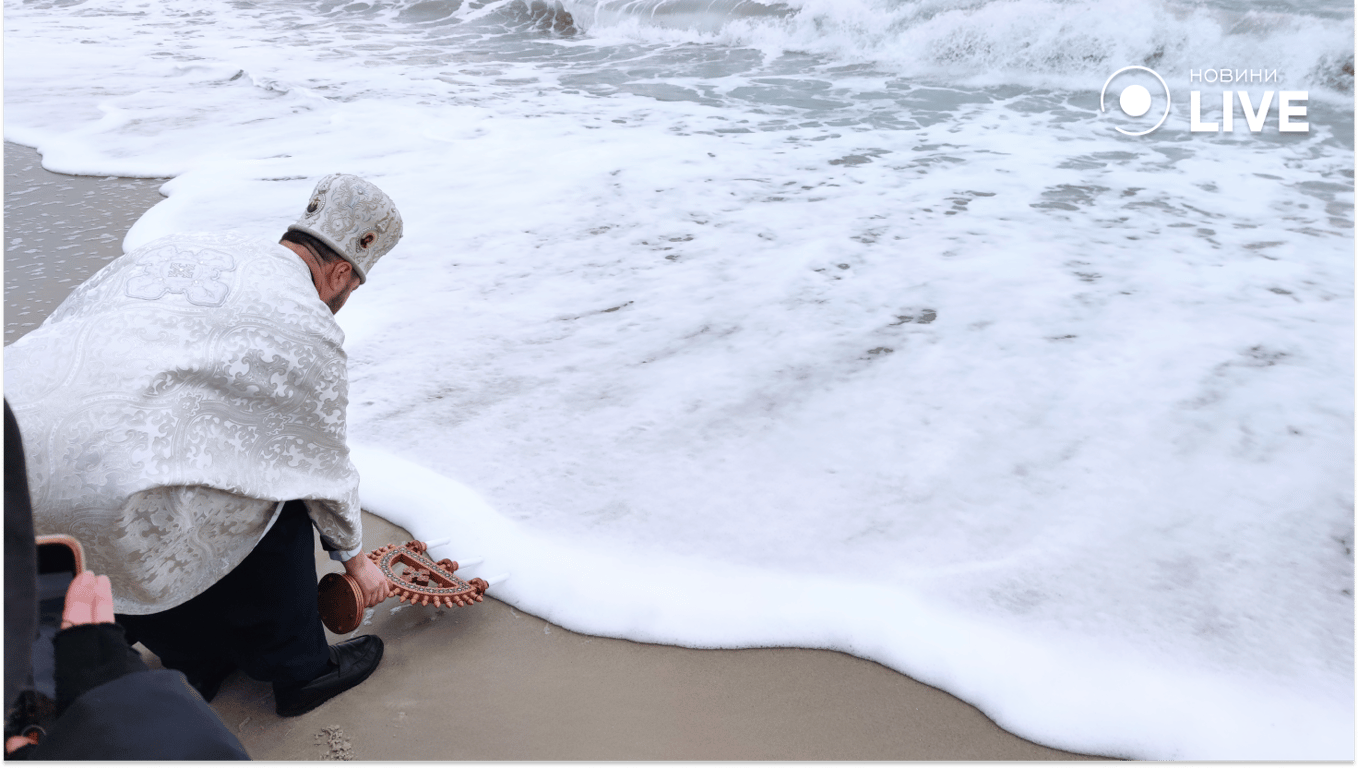 Отец освящает Черное море. Фото: Новости.LIVE/ Рвачева Анастасия