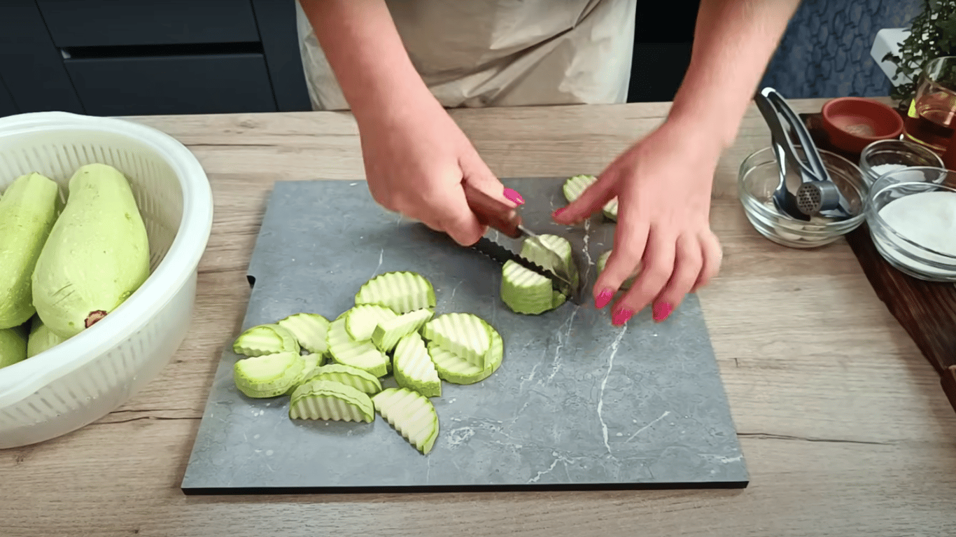 Кабачки в соусі сацебелі на зиму