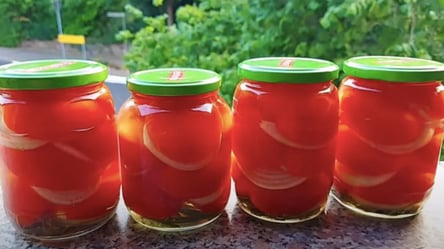 "Президентские" помидоры, разрезанные пополам, на зиму: рецепт заготовки на зиму - 285x160