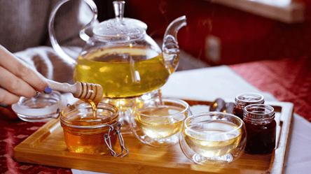 Можно ли добавлять мед в чай вместо сахара: медики назвали важный нюанс - 285x160