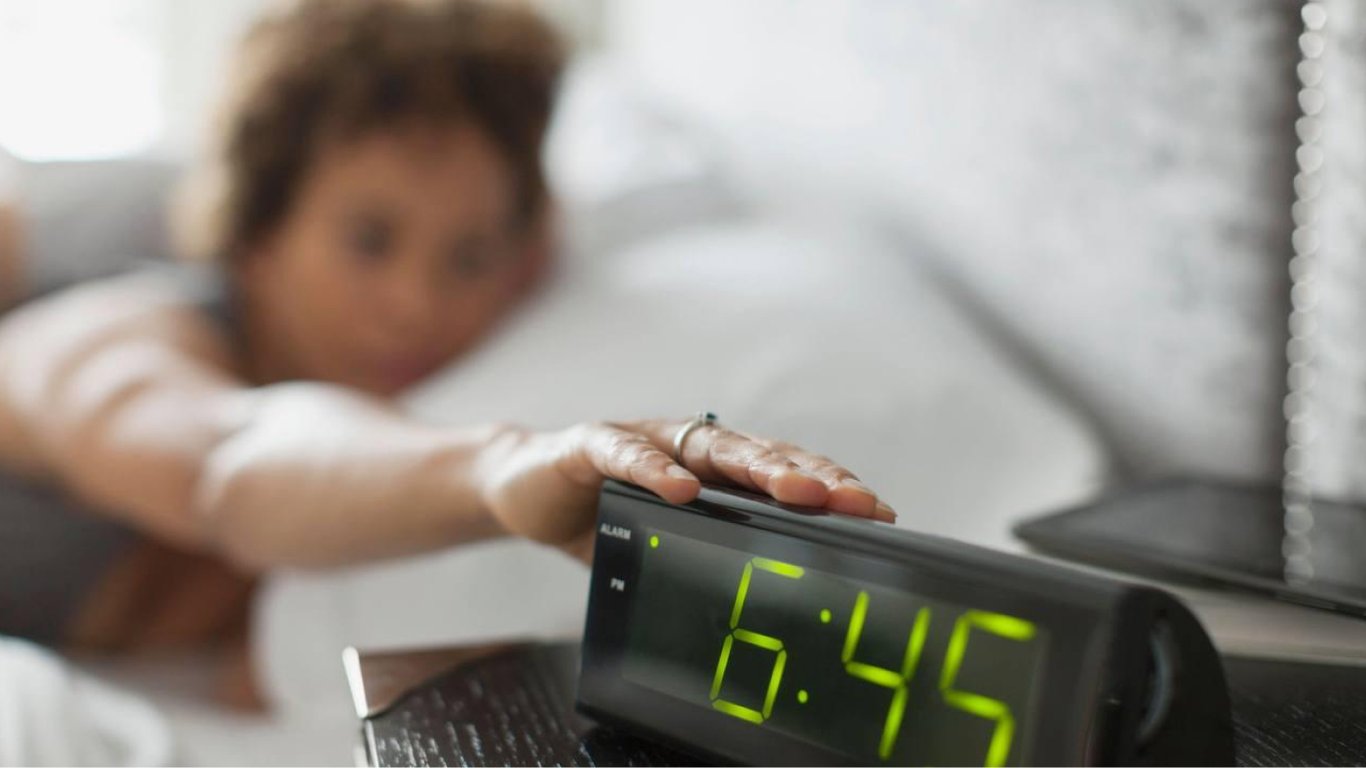 Исследователи узнали, что откладывание будильника утром может улучшить когнитивные способности.