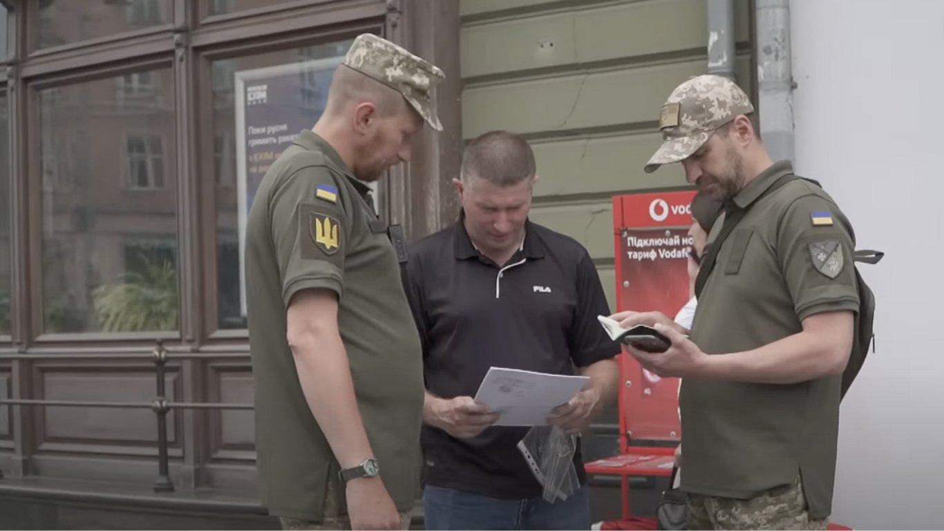 Мобілізація у травні 2025 — що українцям слід перевірити при отриманні повістки