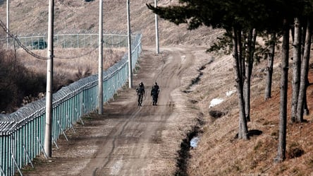 Ким Чен Ын возводит стену у границы с Южной Кореей — спутниковые снимки BBC - 285x160