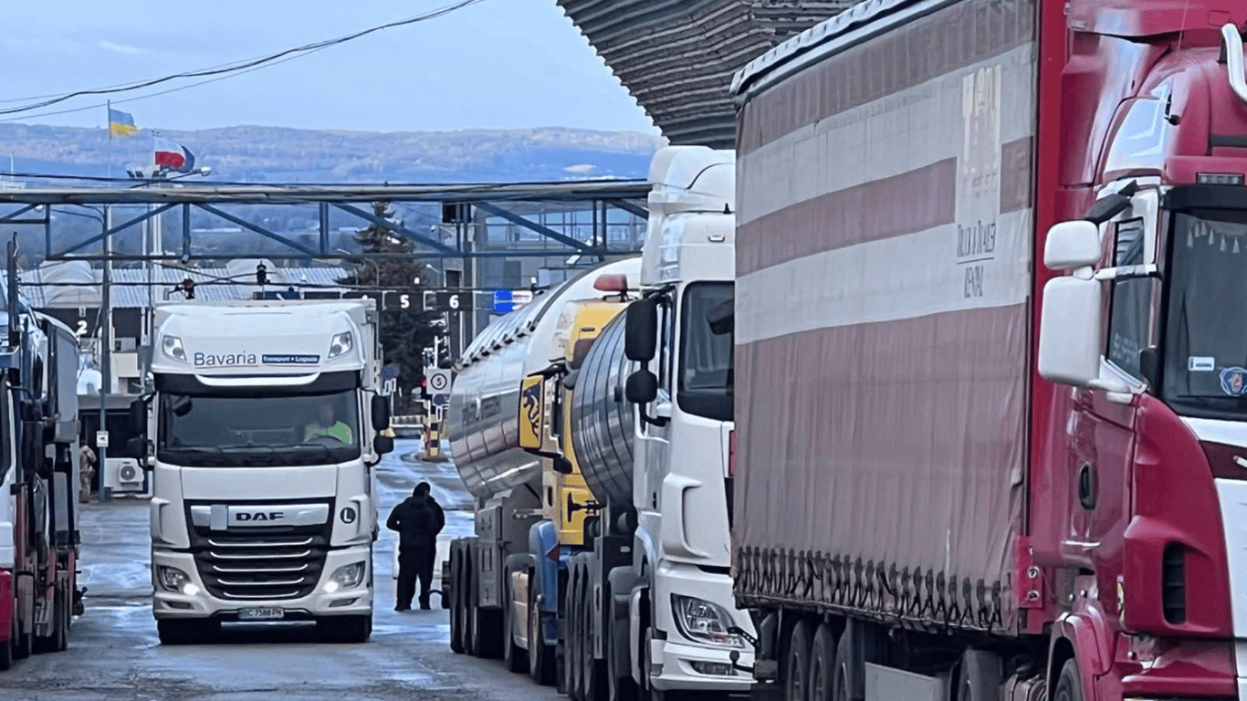 Из Украины пустые грузовики будут пропускать по специальной "єЧерзі"