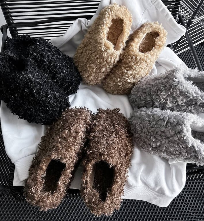 Пухнасте взуття полюбилось усім, але має незвичний вигляд