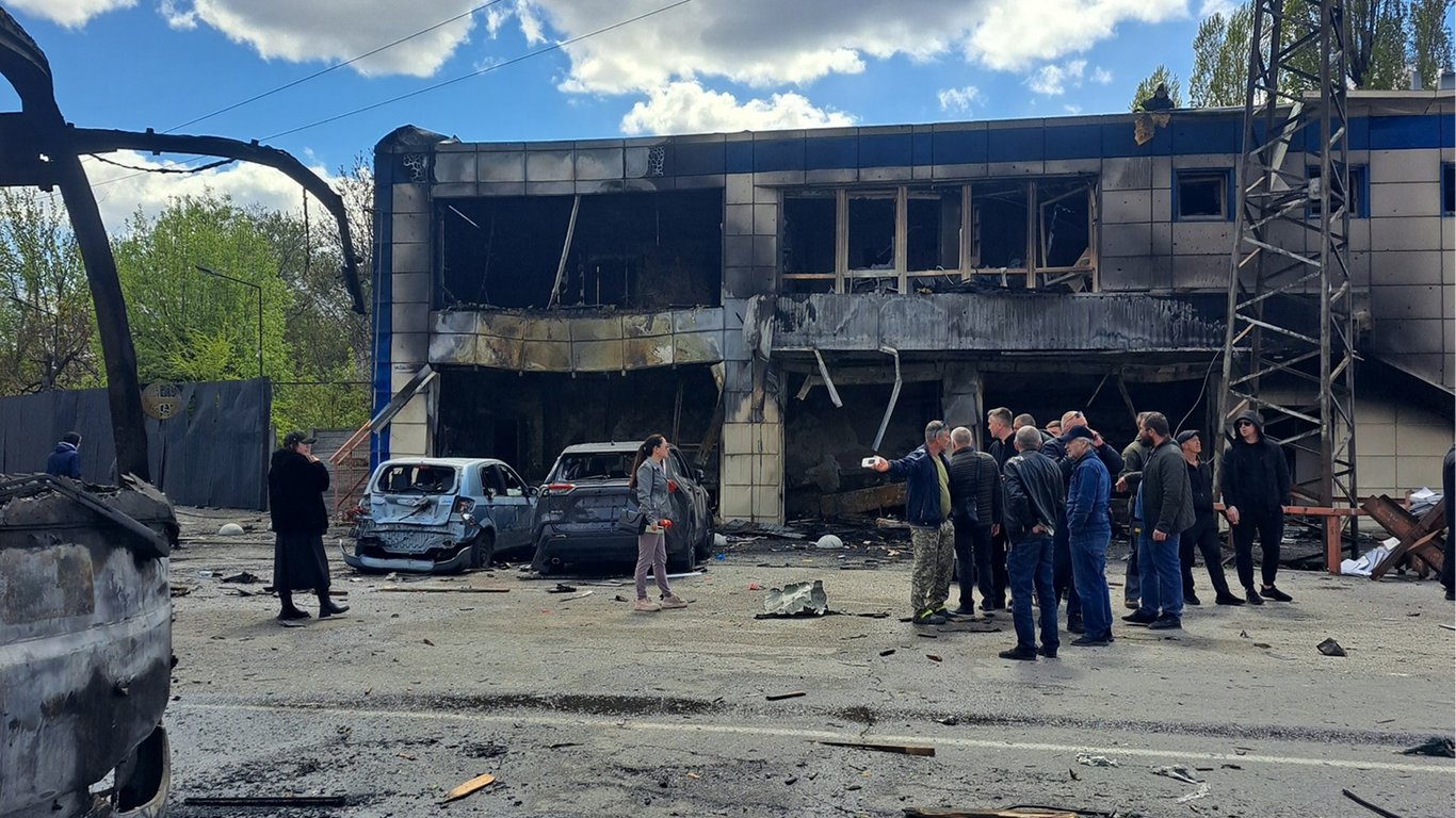 Оккупанты нанесли удар по Днепру: фоторепортаж с места событий