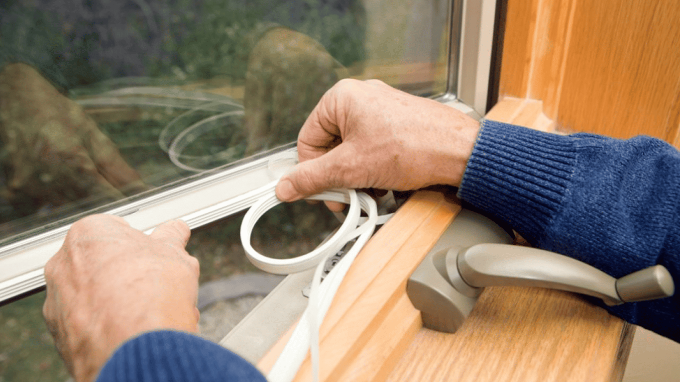 Чим можна ефективно заклеїти вікна напередодні зими — дієві лайфхаки