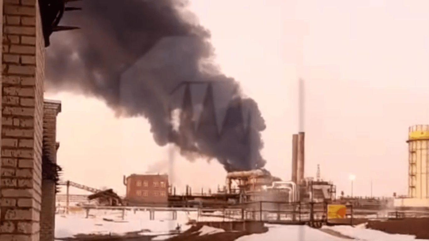 На нефтебазе в российской Рязани масштабный пожар — очевидцы жалуются на взрывы