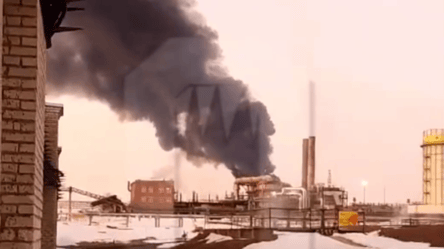 На нафтобазі в російській Рязані масштабна пожежа — очевидці скаржаться на вибухи - 285x160