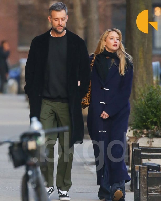 Дженніфер Лоуренс з чоловіком у Нью-Йорку - фото