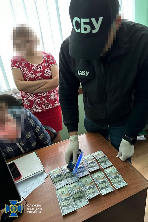 Правоохоронець та затриманий фігурант