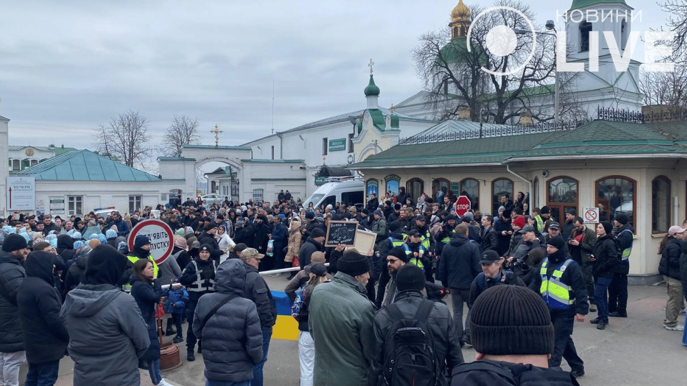 Чи відбудеться штурм Лаври: журналісти Новини.LIVE розповідають наживо з місця події