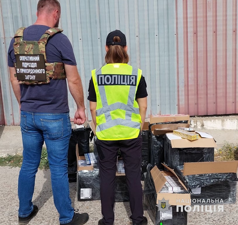 Незаконний продаж цигарок. Фото: ГУНП в Одеській обалсті