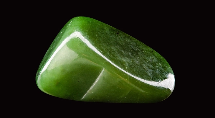 Нефрит, являющийся талисманом именинника второго апреля