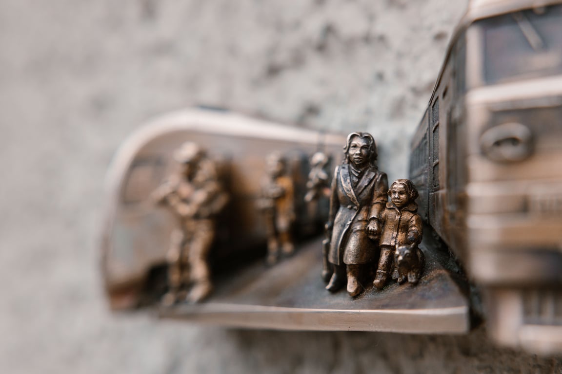 Символ надежды: в Киеве на вокзале открыли скульптуру, посвященную украинцам
