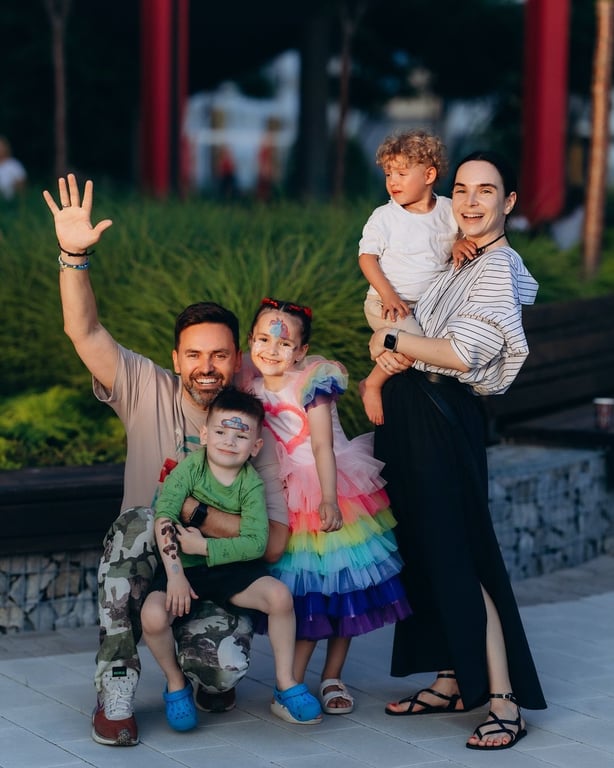 Тимур Мирошниченко со своей женой и четырьмя детьми