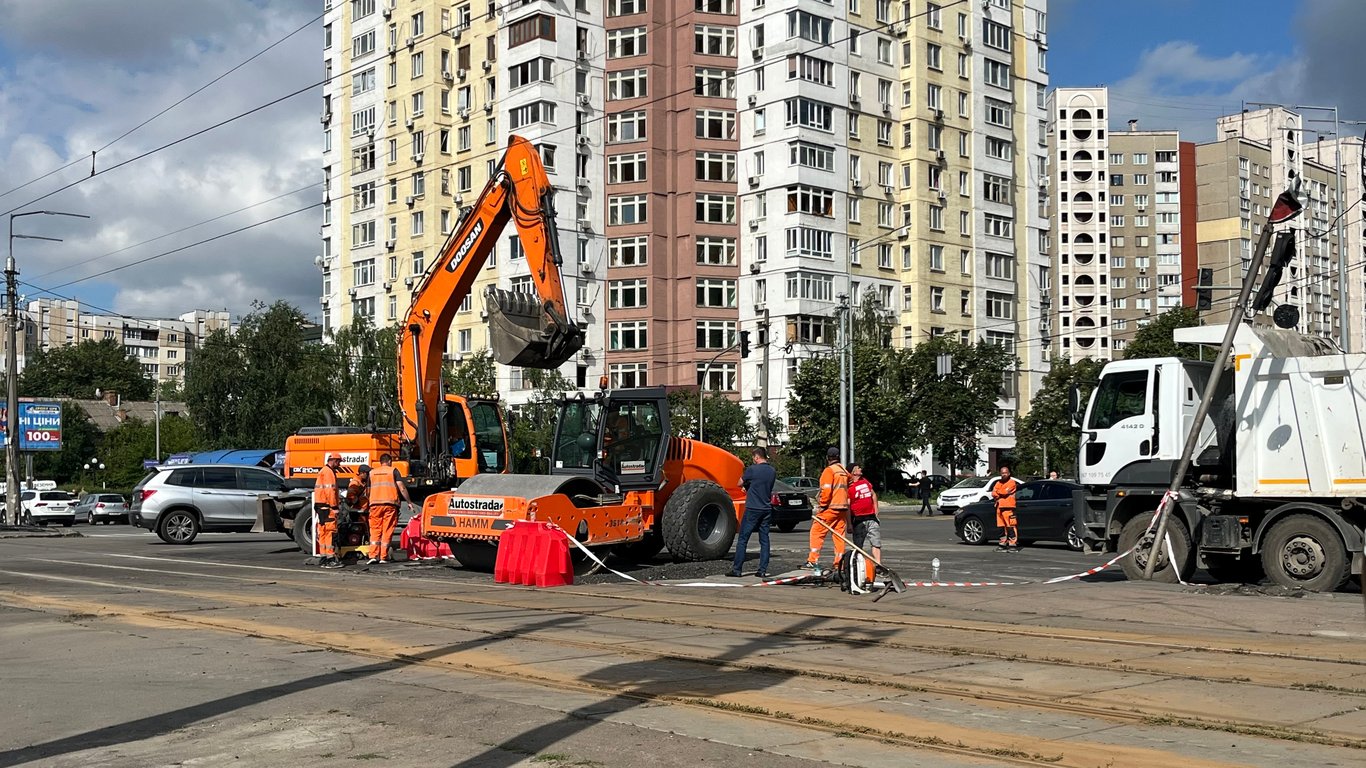 РФ вдарила по Дарницькому району боєприпасом зі шрапнеллю