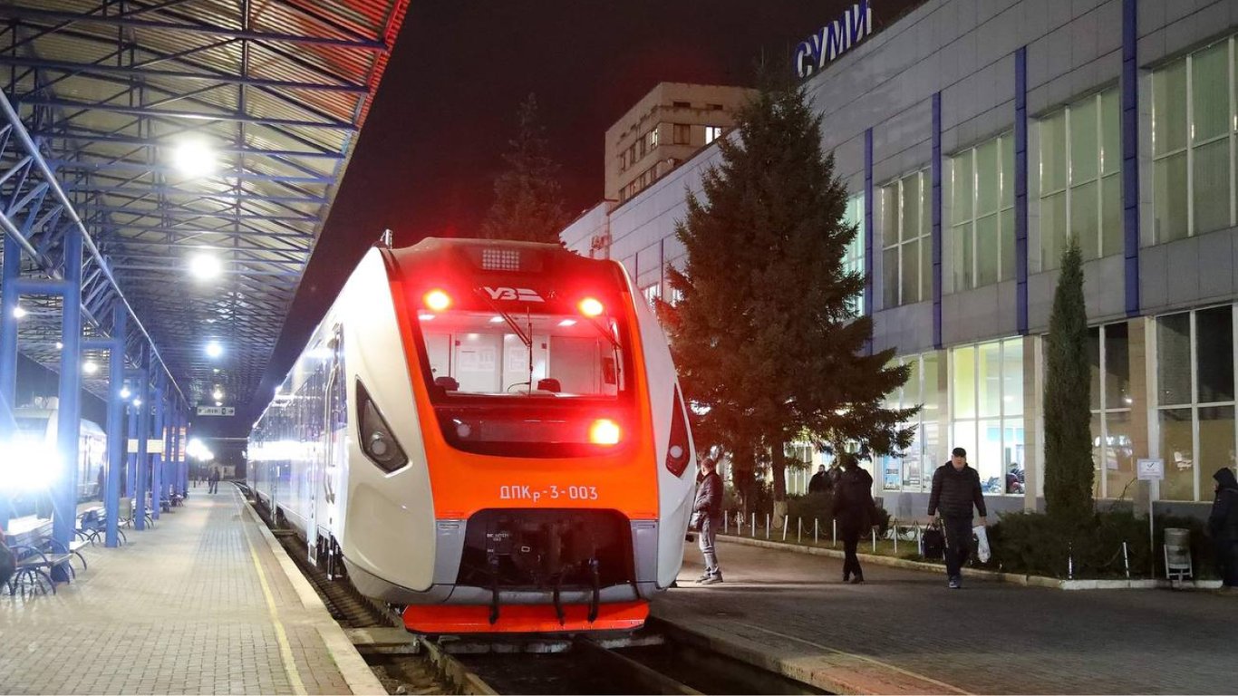 Через нічну атаку і знеструмлення в Україні запізнюється 15 пасажирських поїздів