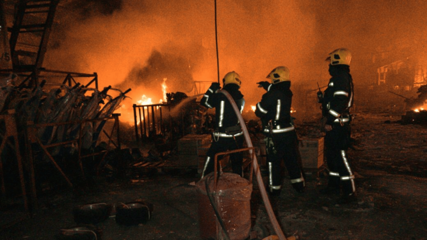 Палають будинки, господарчі споруди та гаражі — наслідки обстрілу Харківщини