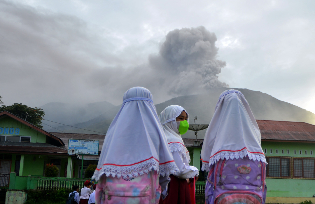 Облако из пепла в результате извержения вулкана