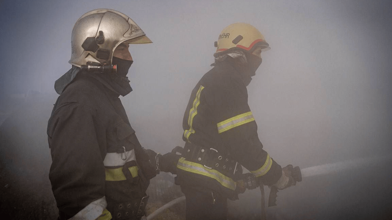 На Дніпропетровщині після обстрілу РФ і вибухів спалахнув елеватор
