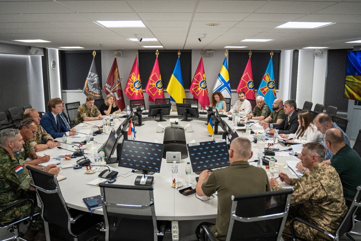 Встреча украинской делегации с Рубеном Брекельмансом. Фото: Минобороны