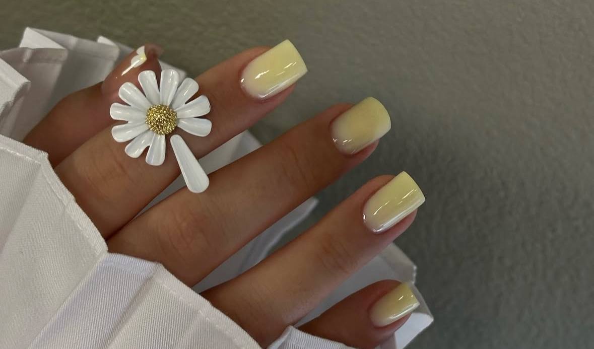 Літом сміливо можна робити яскраві відтінки манікюру