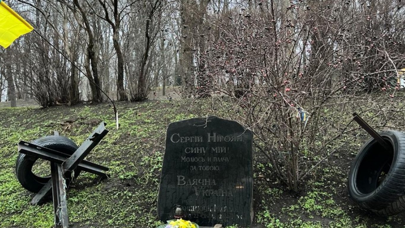 Чествование памяти Героев Небесной Сотни — Владимир Зеленский возложил цветы на место гибели Героев