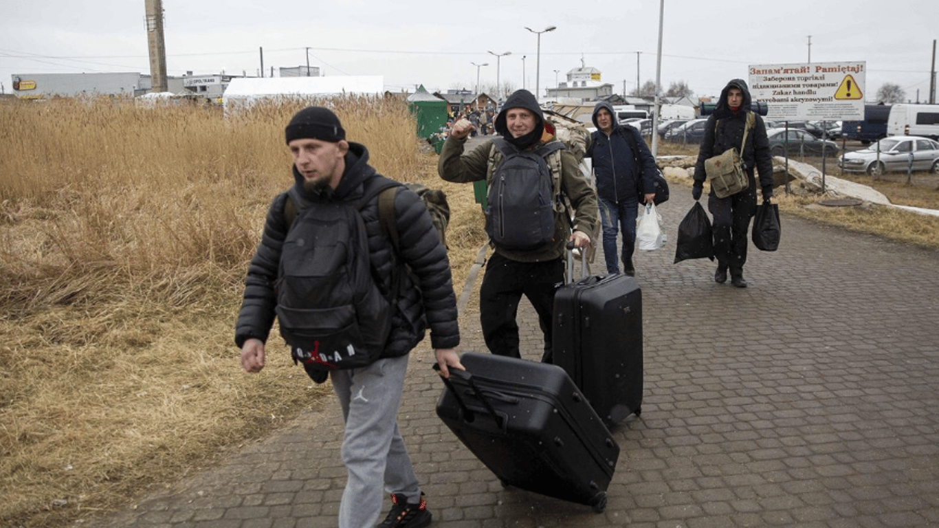 Мобілізація в Україні — як чоловіків повертатимуть з-за кордону